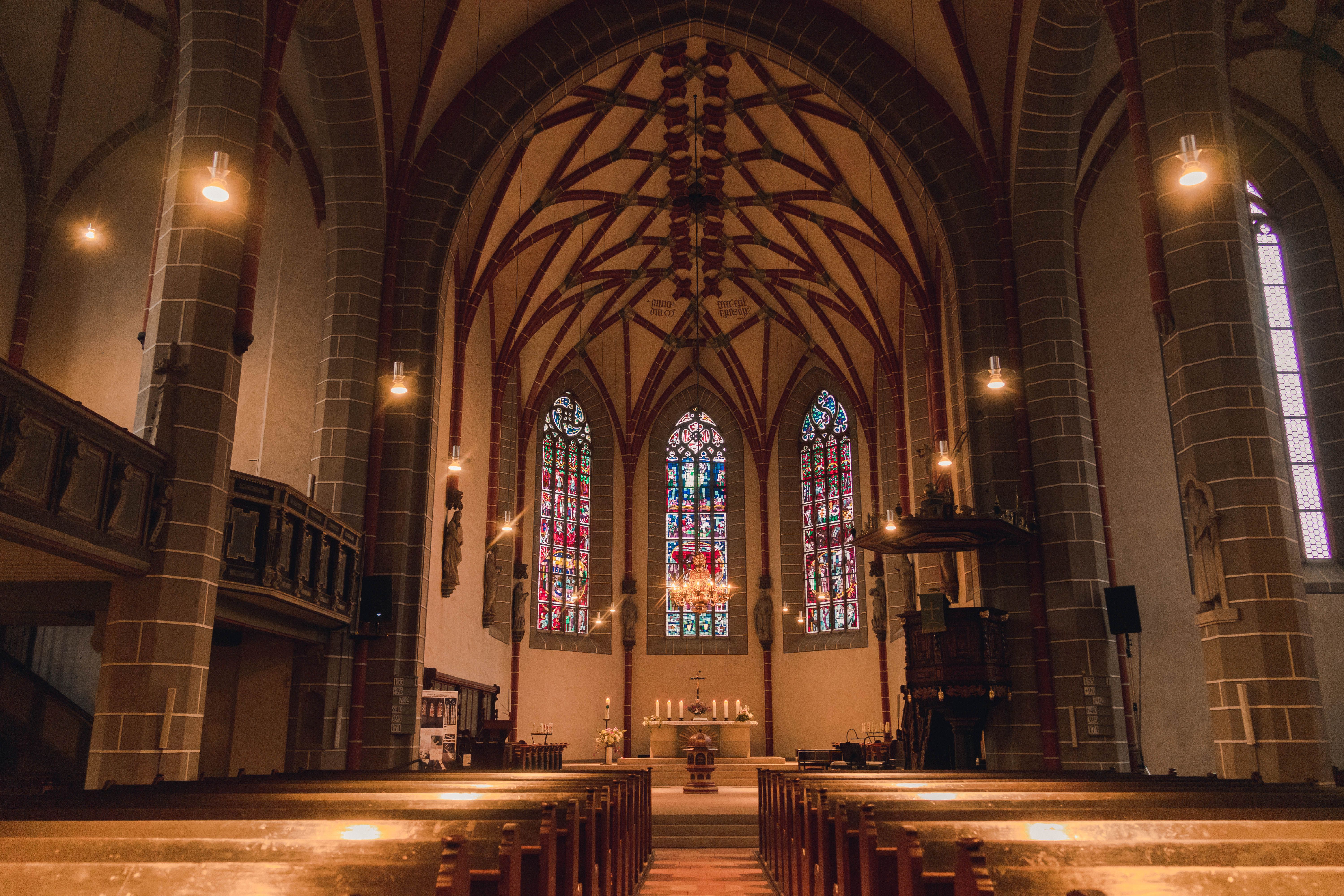 Intérieur lumineux d'une église